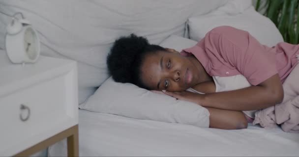 ภาพเคล อนไหวช าของหญ งสาวท อนคลายในช ดนอนนอนนอนนอนนอนย มมองกล ความค ดเก ยวก — วีดีโอสต็อก