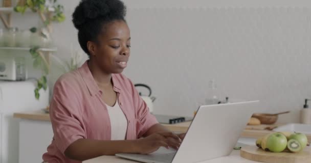 Vreugdevolle Jonge Zakenvrouw Werkt Vanuit Huis Typen Met Laptop Zitten — Stockvideo
