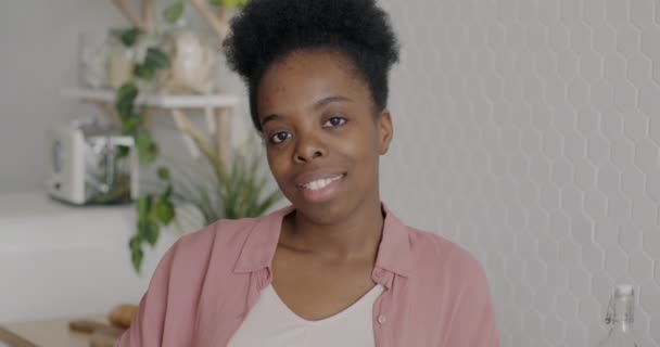 Retrato Atractiva Mujer Afroamericana Sonriendo Pie Sala Cocina Luz Mirando — Vídeos de Stock