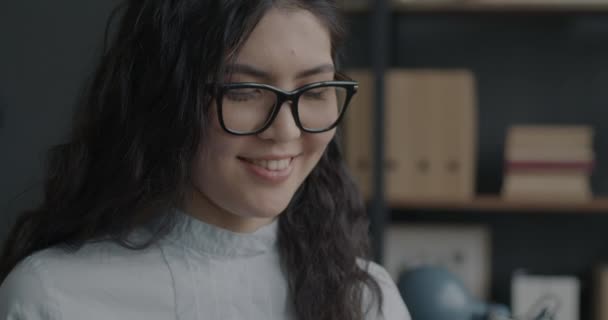 Portrét Veselé Asijské Ženy Dotýkající Brýlí Při Použití Smartphonu Usmívající — Stock video