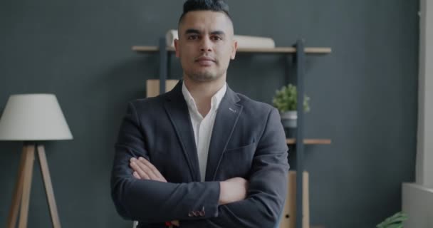 Zeitlupenporträt Eines Selbstbewussten Geschäftsmannes Aus Dem Nahen Osten Anzug Der — Stockvideo