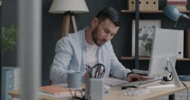 Kişisel bilgisayarla çalışan hırslı iş adamı ofis faaliyetlerine odaklandı. Meslek ve elektronik ekipman kavramı.