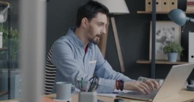 Dizüstü bilgisayarla çalışan çalışanların portresi daktilo yazma ve ofiste iş planlama notları alma. Modern teknoloji ve profesyonel işgal kavramı.