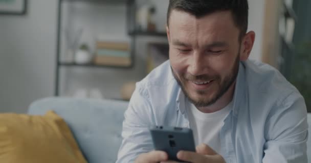 Chico Despreocupado Divirtiéndose Con Teléfono Inteligente Utilizando Dispositivo Sonriendo Tiempo — Vídeo de stock