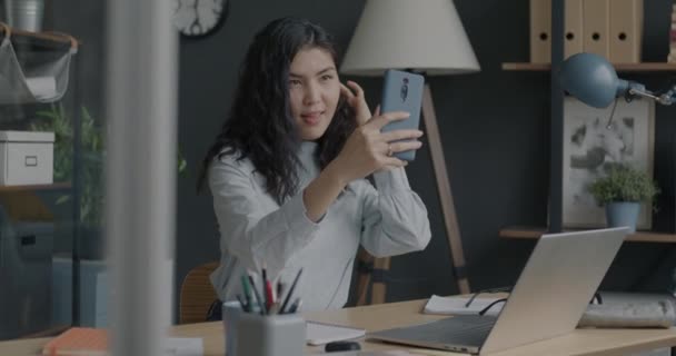 사무실에서 스마트폰 카메라로 셀피를 아시아 여성의 움직임 미디어 — 비디오