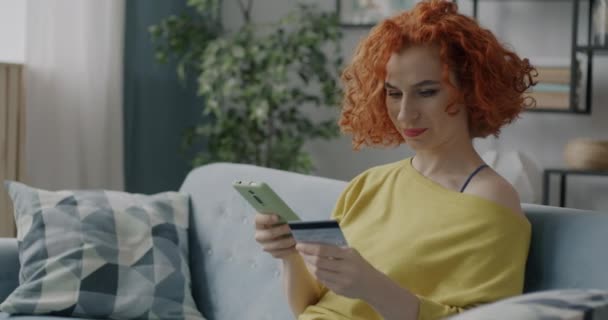 Portrait Jeune Femme Heureuse Achetant Ligne Avec Carte Crédit Smartphone — Video