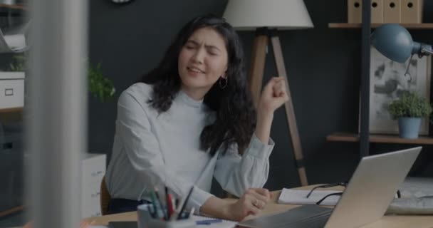 Portrét Radostného Asijského Zaměstnance Jak Tančí Poslouchá Hudbu Uvolňující Pracovišti — Stock video