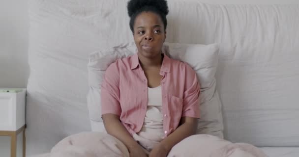Mouvement Lent Malheureuse Jeune Afro Américaine Couvrant Les Oreilles Sentant — Video