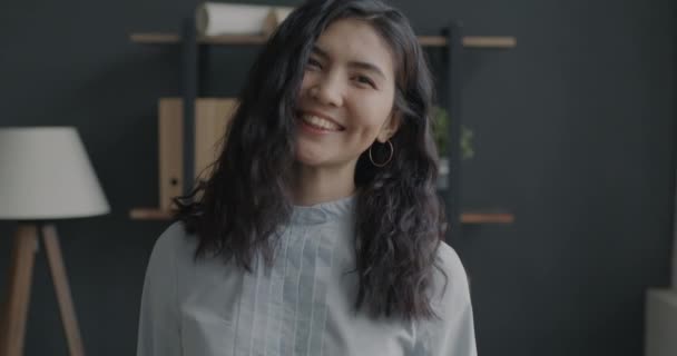 Retrato Cámara Lenta Encantadora Joven Asiática Ropa Elegante Sonriendo Interior — Vídeos de Stock