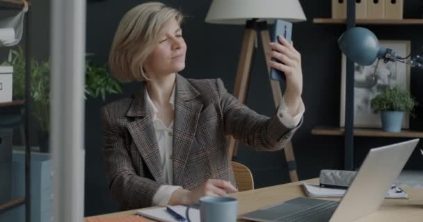 Portrét Šťastné Podnikatelky Jak Bere Selfie Smartphonem Pózuje Usmívá Kanceláři — Stock video