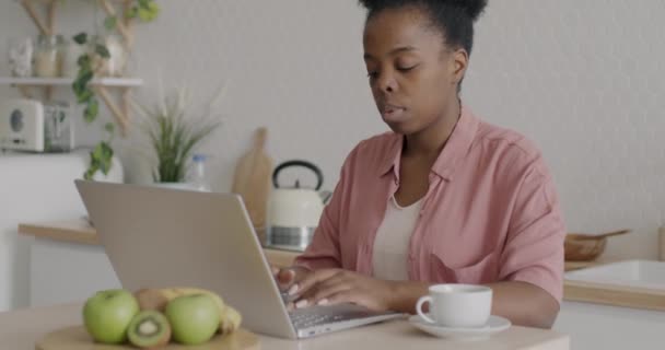 Hırslı Afro Amerikalı Kadın Evde Mutfaktaki Masada Bilgisayarla Yazı Yazıyor — Stok video