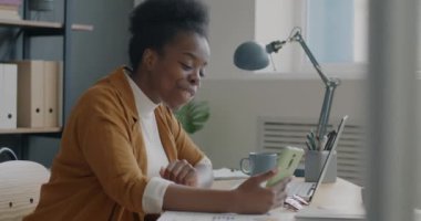 Akıllı telefon konuşmaları ve el sallamalarıyla online video görüşmesi yapan neşeli ofis çalışanlarının portresi. Modern teknoloji ve iletişim konsepti.