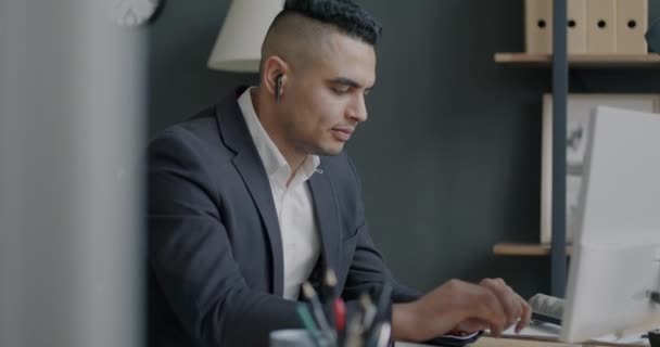Hombre Negocios Alegre Oriente Medio Con Auriculares Inalámbricos Escuchando Música — Vídeos de Stock