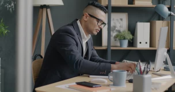 Bilgisayarla Çalışan Yorgun Adamının Portresi Sonra Gözlüğünü Çıkarıp Ofiste Masaları — Stok video