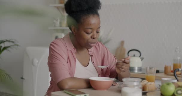 Portrait Happy Young African American Woman Eating Cereal Breakfast Kitchen — Stock Video
