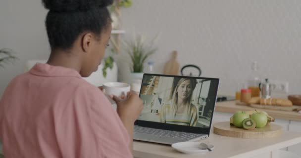 Jovens Colegas Fazendo Videochamada Online Com Laptop Conversando Bebendo Café — Vídeo de Stock