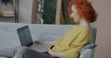 Kadın ve erkek konuşuyor ve evdeki bilgisayarla online video görüşmesinin tadını çıkarıyorlar. Modern teknoloji ve iletişim konsepti.