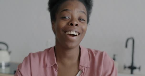 Langsom Motion Portræt Glad Afrikansk Amerikansk Kvinde Griner Have Det – Stock-video