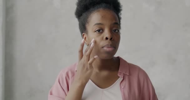 Retrato Cámara Lenta Una Mujer Afroamericana Sonriente Usando Crema Facial — Vídeos de Stock