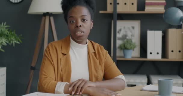 Retrato Una Mujer Negocios Afroamericana Hablando Haciendo Gestos Haciendo Videollamadas — Vídeos de Stock