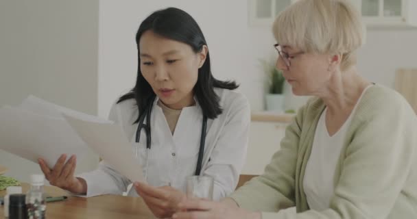 Doktor Trpělivá Starší Dáma Mluví Lékařských Materiálech Během Domácí Návštěvy — Stock video