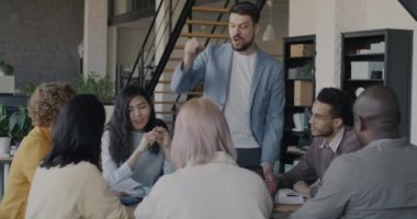 Öfkeli CEO bir grup ofis çalışanına bağırıyor. Kriz ve hatalar yüzünden insanları suçluyor. Öfke ve hayal kırıklığını dile getiriyor. İnsanlar ve stresli iş kavramı.