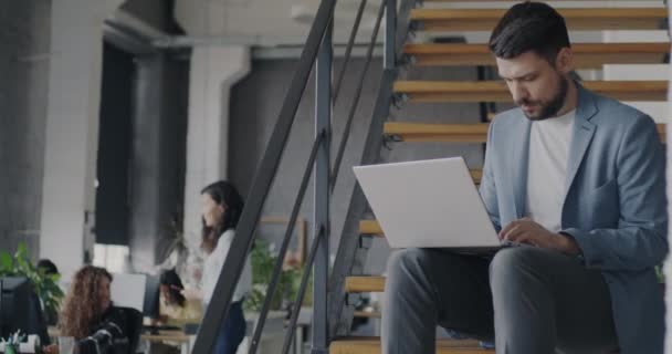 Portret Męskiego Pracownika Korzystającego Laptopa Poszukującego Rozwiązań Biznesowych Siedzących Schodach — Wideo stockowe