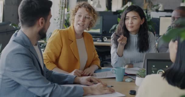 Різноманітна Бізнес Команда Чоловіків Жінок Розмовляє Насолоджуючись Співпрацею Центрі Коворкінгу — стокове відео