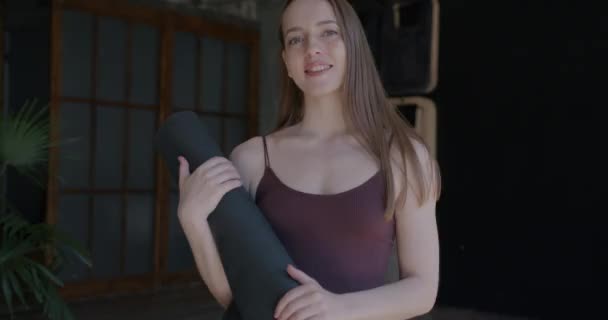 Portret Wolno Poruszającej Się Młodej Kobiety Matą Jogi Stojącej Przytulnym — Wideo stockowe