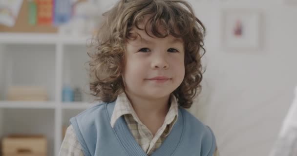 Slow Motion Porträtt Bedårande Liten Pojke Ler Tittar Kameran Gör — Stockvideo