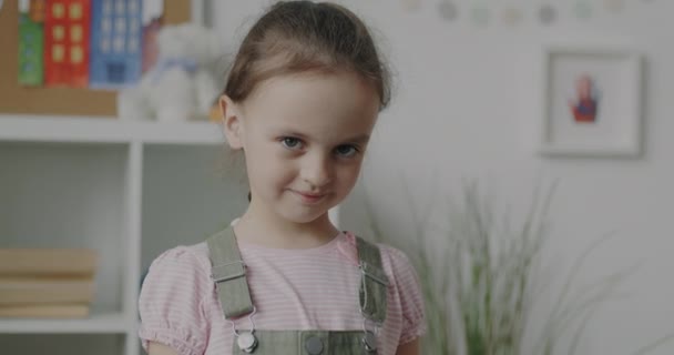 Zpomalený Pohyb Rozkošného Dítěte Mávajícího Rukou Usmívajícího Bytě Přátelské Děti — Stock video