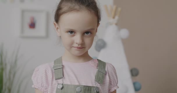 Zpomalený Portrét Krásné Holčičky Stojící Dětském Pokoji Dívající Kameru Lehkým — Stock video