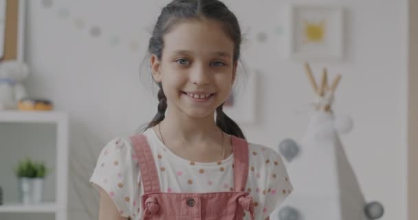 Zpomalený Film Portrét Roztomilé Holčičky Usmívající Dívající Kamery Uvnitř Bytě — Stock video