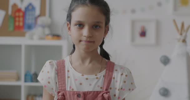 Zpomalený Portrét Nešťastného Dítěte Jak Potřásá Hlavou Vyjadřuje Nespokojenost Gestem — Stock video
