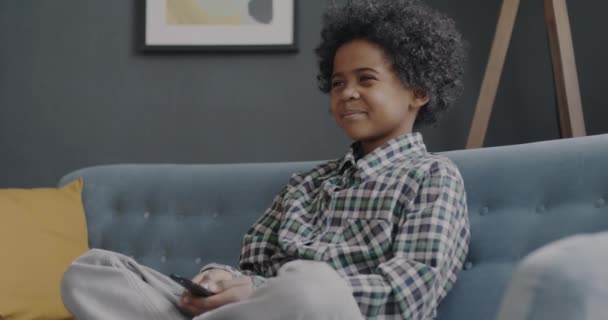 Porträtt Glada Afroamerikanska Pojke Tittar Och Skrattar Njuter Tecknad Film — Stockvideo