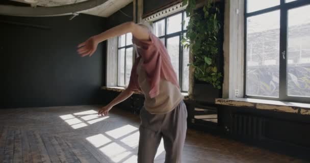Zoom Fuera Del Instructor Danza Contemporánea Demostrando Movimientos Grupo Enseñanza — Vídeos de Stock