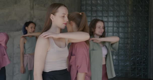 Dansleraar Die Samenwerkt Met Een Groep Studenten Jonge Vrouwen Die — Stockvideo