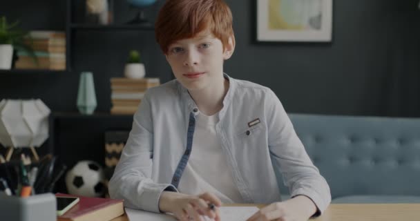 10代の少年が自宅で教師とオンラインビデオ通話に集中して仮想レッスン中に話すと書き込みの肖像画 教育と遠隔教育の概念 — ストック動画