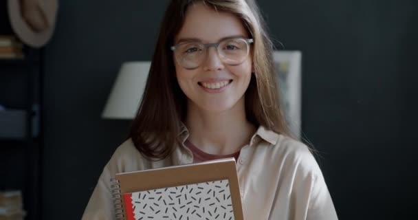 Slow Motion Van Vrolijke Meisje Freelance Illustrator Staan Thuis Glimlachend — Stockvideo