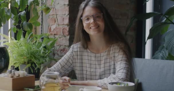 坐在咖啡店里的年轻女性数码艺术家慢动作肖像 带着图形平板电脑 微笑着看着相机 职业和自由职业者概念 — 图库视频影像