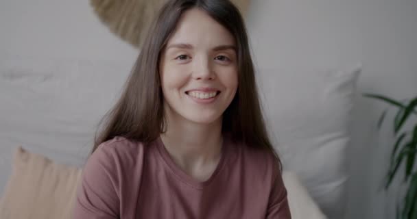 Retrato Câmera Lenta Linda Garota Pijama Sentada Cama Casa Sorrindo — Vídeo de Stock
