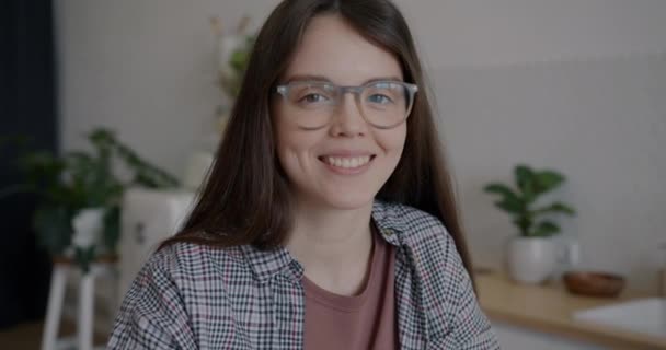 Mutfakta Oturan Gözlüklü Kameraya Bakıp Gülümseyen Güzel Bir Sahibinin Portresi — Stok video