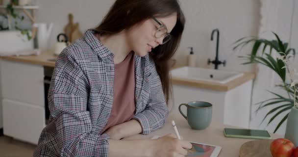 Mosolygó Fiatal Illusztrátor Rajz Digitális Grafika Tabletta Asztalnál Konyhában Kreatív — Stock videók