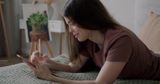 Professzionális Művész Rajz Grafikus Tabletta Összpontosított Munka Feküdt Ágyban Otthon — Stock videók