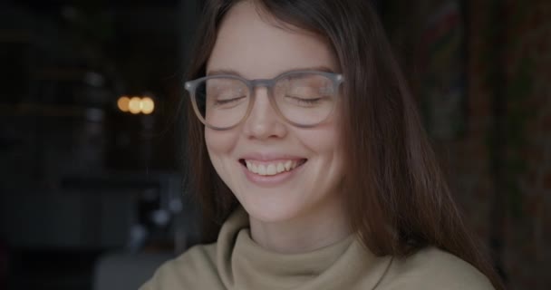 Portret Pięknej Młodej Kobiety Stylowych Okularach Uśmiechniętej Patrzącej Kamerę Kawiarni — Wideo stockowe