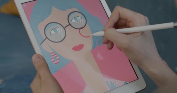 Primer Plano Del Ilustrador Profesional Creando Imagen Digital Con Tableta — Vídeos de Stock