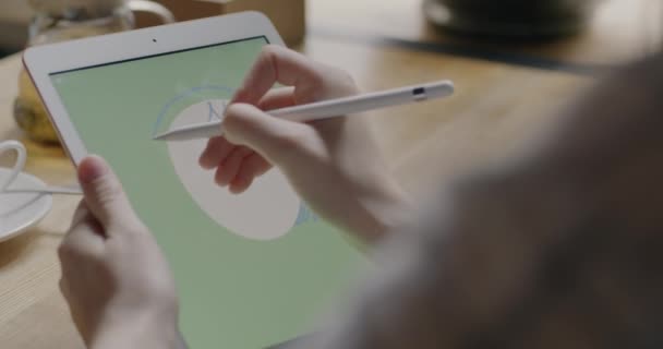 Close Van Grafische Tablet Vrouwelijke Hand Tekening Mooie Illustratie Binnen — Stockvideo