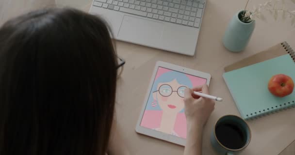 オフィスのテーブルでデザインに焦点を当てたデジタイザーとラップトップで働く若い女性アーティストのトップビュー 職業と芸術の概念 — ストック動画