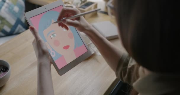 Zbliżenie Kobieca Ręka Rysikiem Tworząc Portret Kobiety Tabletem Graficznym Picia — Wideo stockowe