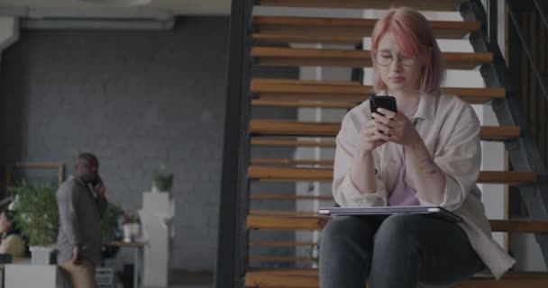Retrato Empresario Despreocupado Usando Teléfono Inteligente Sonriendo Sentado Las Escaleras — Vídeos de Stock